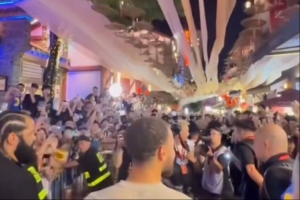 开云体育-深夜炸街！库里造访重庆八一路好吃街 街道两边挤满了球迷